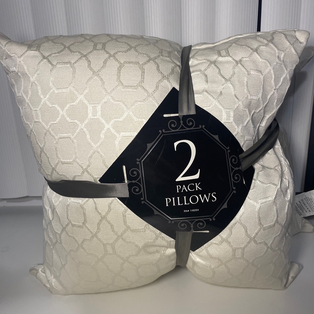NWT Dream Home 2 Pack Decorative Square White 20” x 20” Removable Pillows Throws